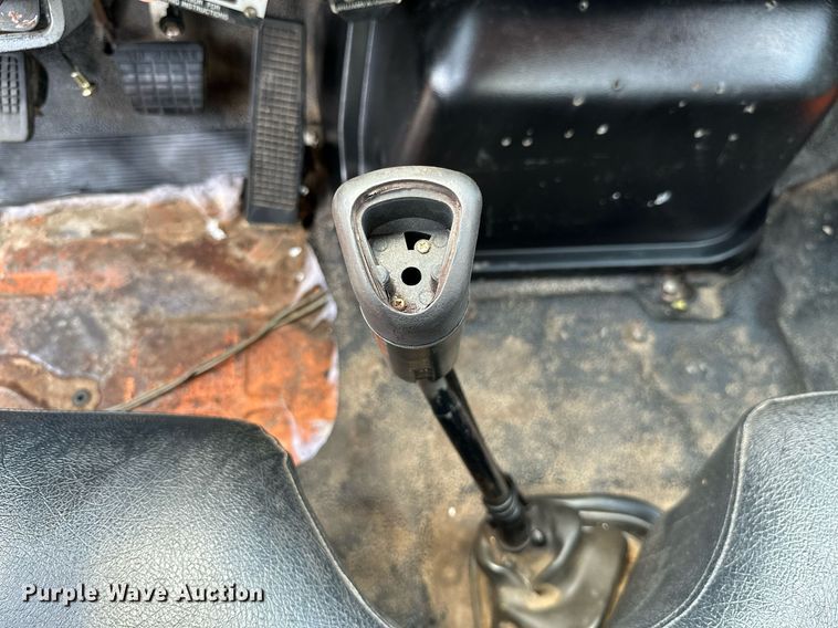 image for item MB9541 1995 Ford F800  utility / service truck