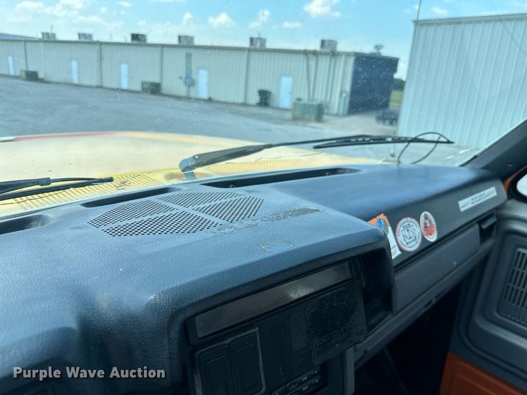 image for item MB9541 1995 Ford F800  utility / service truck