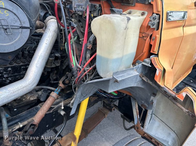 image for item MB9541 1995 Ford F800  utility / service truck