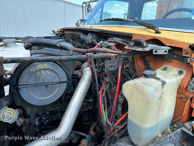 image for item MB9541 1995 Ford F800  utility / service truck