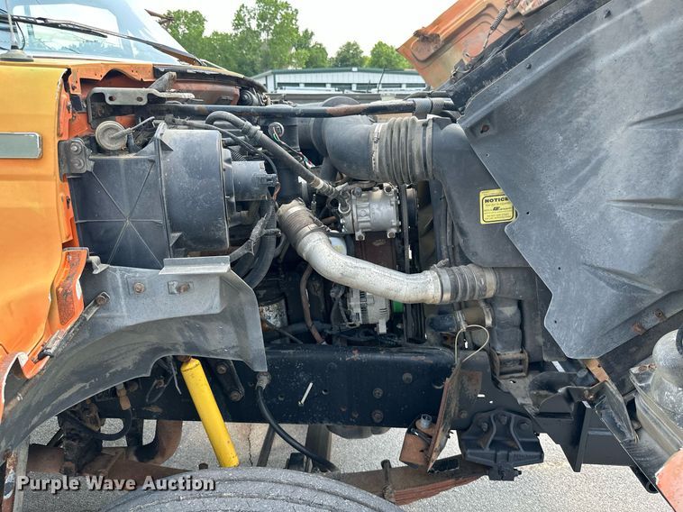 image for item MB9541 1995 Ford F800  utility / service truck