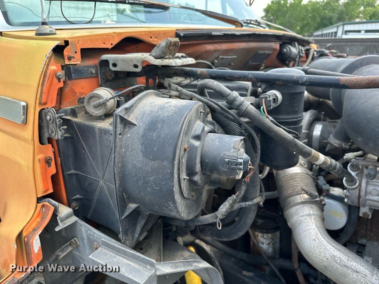 image for item MB9541 1995 Ford F800  utility / service truck