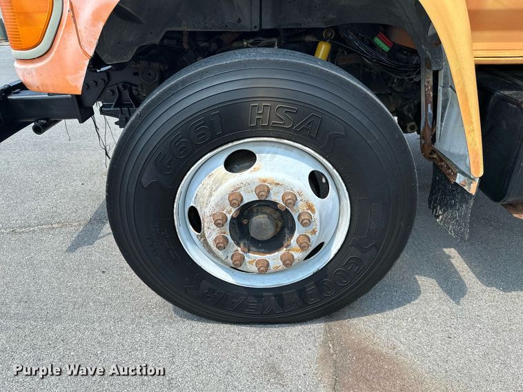 image for item MB9541 1995 Ford F800  utility / service truck