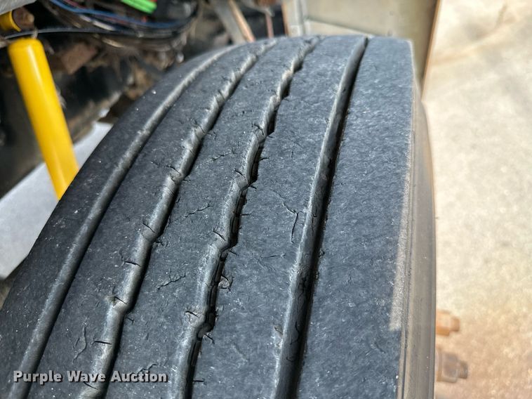 image for item MB9541 1995 Ford F800  utility / service truck