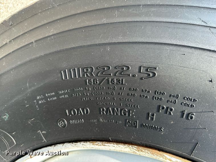 image for item MB9541 1995 Ford F800  utility / service truck