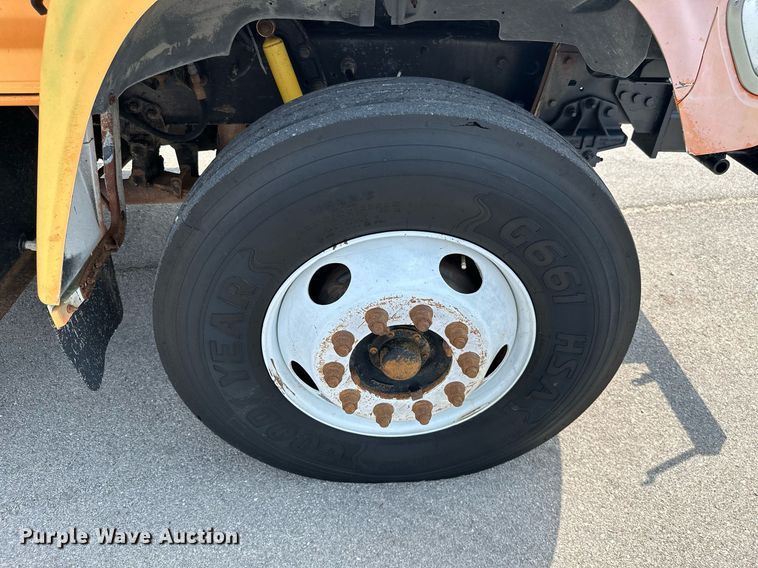 image for item MB9541 1995 Ford F800  utility / service truck