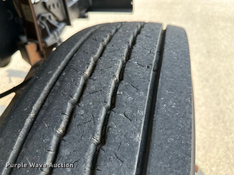 image for item MB9541 1995 Ford F800  utility / service truck