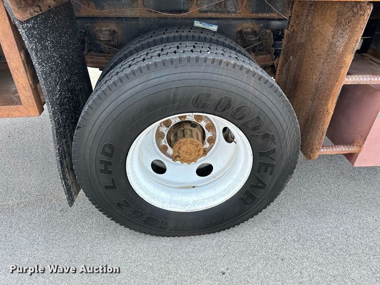 image for item MB9541 1995 Ford F800  utility / service truck