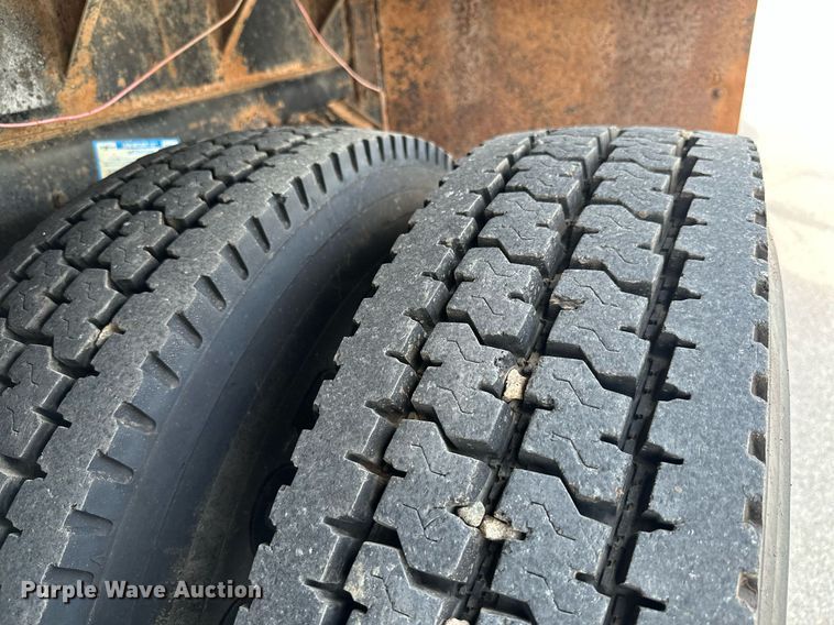 image for item MB9541 1995 Ford F800  utility / service truck