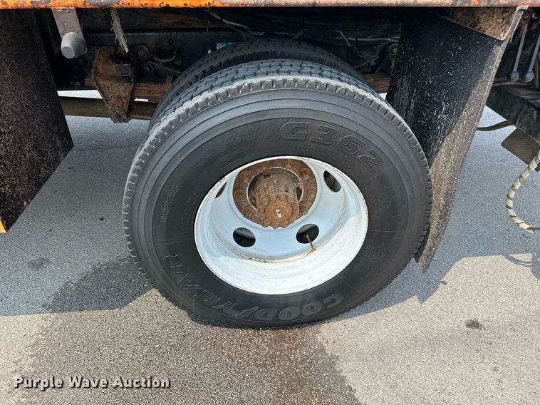 image for item MB9541 1995 Ford F800  utility / service truck