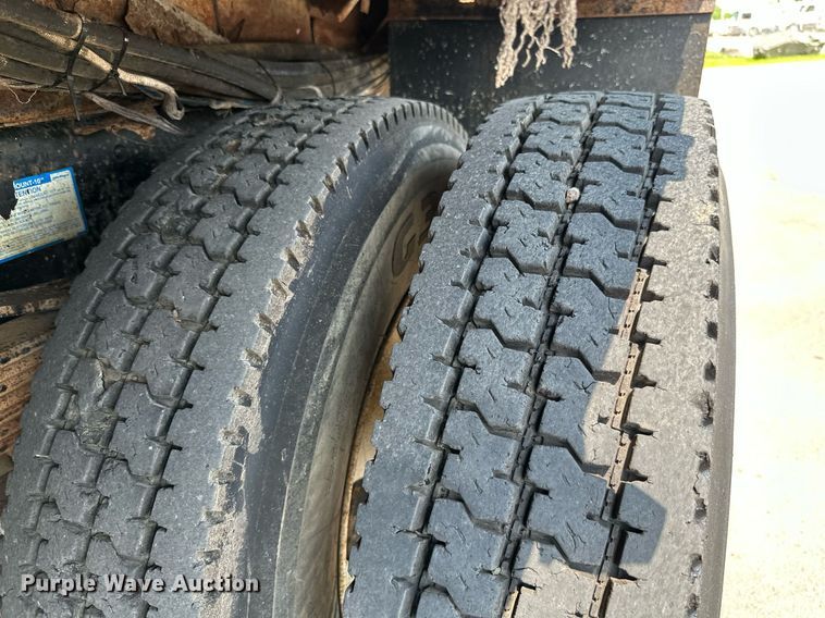 image for item MB9541 1995 Ford F800  utility / service truck