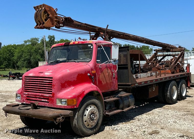 image for item MB9576 1993 International 8100  drilling rig truck