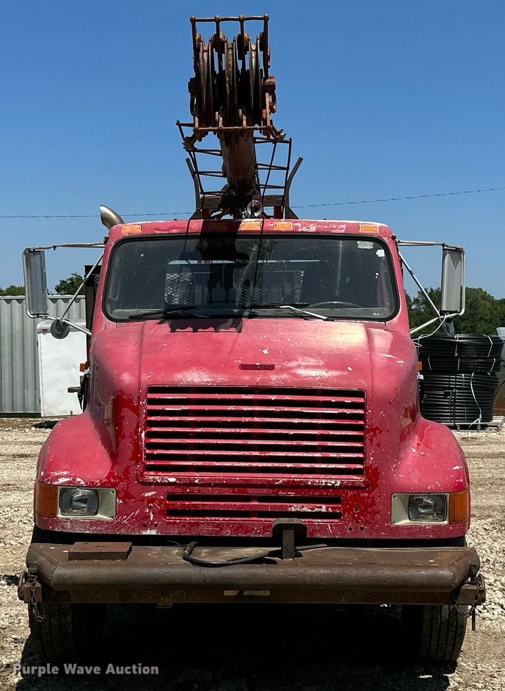 image for item MB9576 1993 International 8100  drilling rig truck