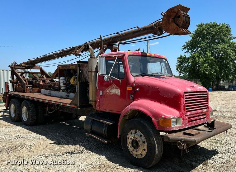 image for item MB9576 1993 International 8100  drilling rig truck