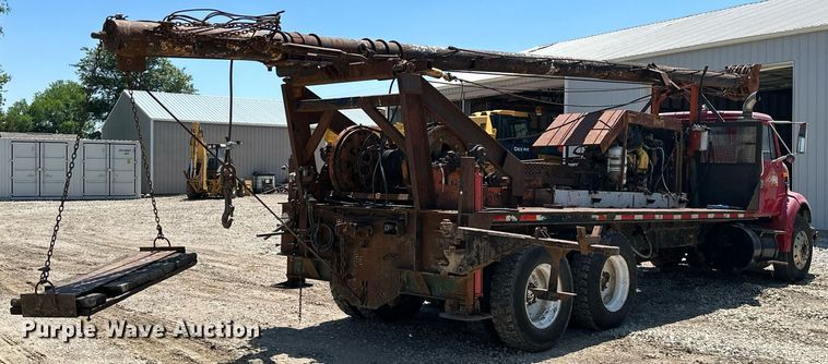 image for item MB9576 1993 International 8100  drilling rig truck