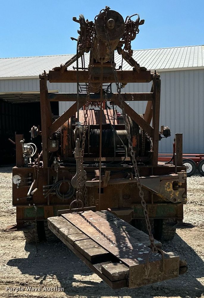 image for item MB9576 1993 International 8100  drilling rig truck