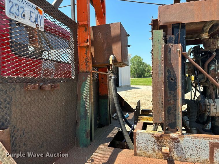 image for item MB9576 1993 International 8100  drilling rig truck