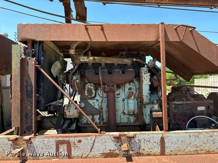 image for item MB9576 1993 International 8100  drilling rig truck