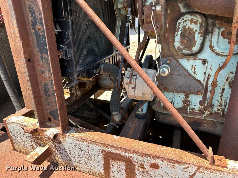 image for item MB9576 1993 International 8100  drilling rig truck