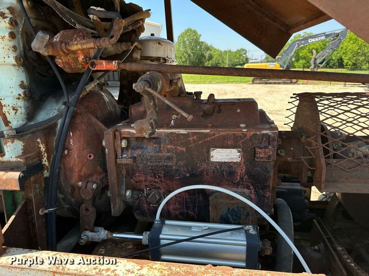 image for item MB9576 1993 International 8100  drilling rig truck