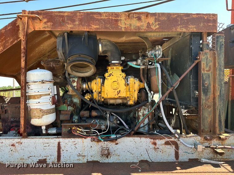 image for item MB9576 1993 International 8100  drilling rig truck