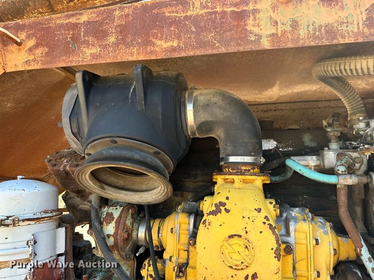 image for item MB9576 1993 International 8100  drilling rig truck