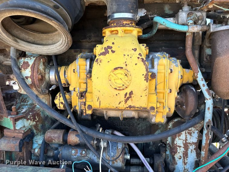 image for item MB9576 1993 International 8100  drilling rig truck