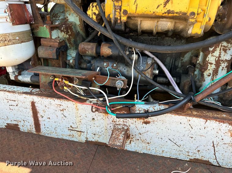 image for item MB9576 1993 International 8100  drilling rig truck