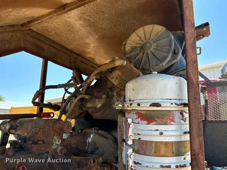 image for item MB9576 1993 International 8100  drilling rig truck