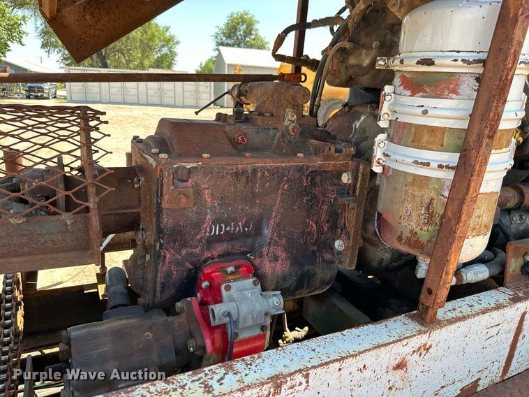 image for item MB9576 1993 International 8100  drilling rig truck