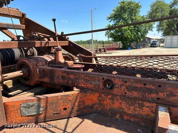 image for item MB9576 1993 International 8100  drilling rig truck