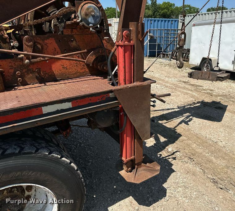 image for item MB9576 1993 International 8100  drilling rig truck