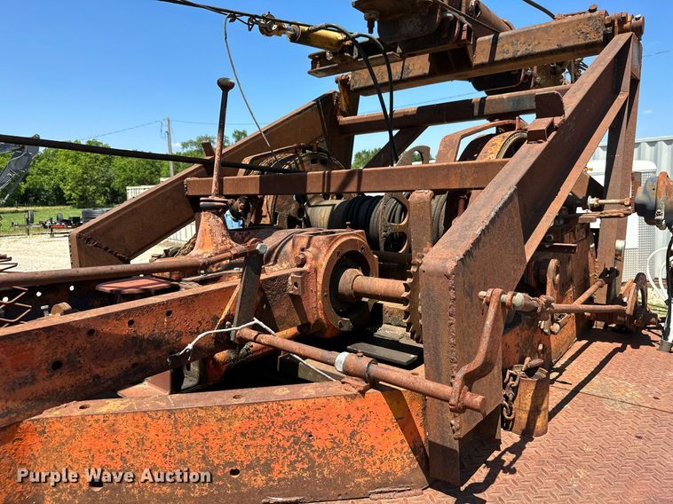 image for item MB9576 1993 International 8100  drilling rig truck