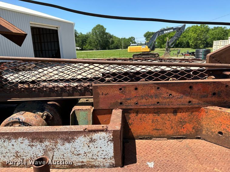 image for item MB9576 1993 International 8100  drilling rig truck