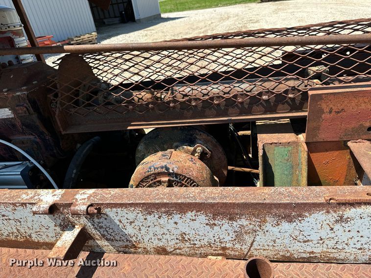 image for item MB9576 1993 International 8100  drilling rig truck