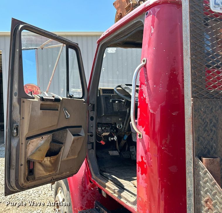 image for item MB9576 1993 International 8100  drilling rig truck