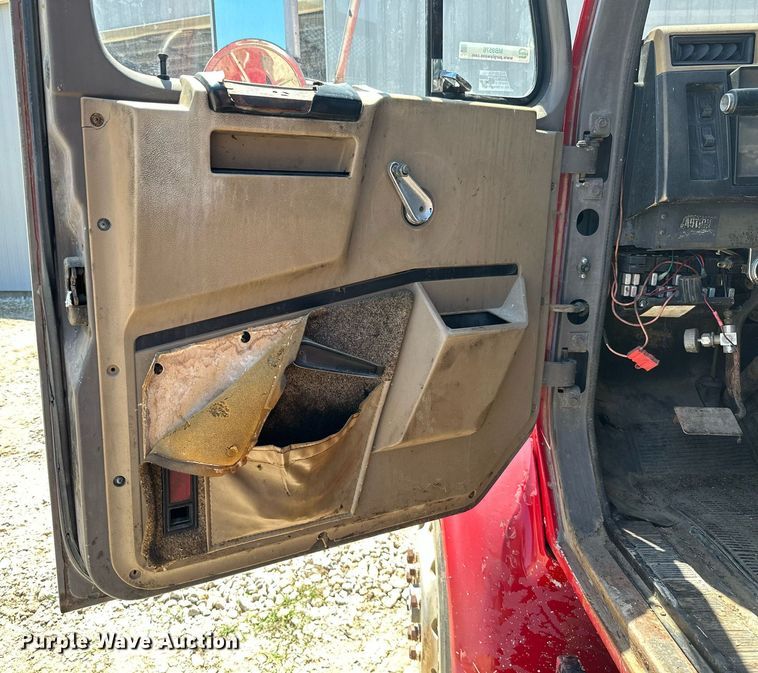 image for item MB9576 1993 International 8100  drilling rig truck