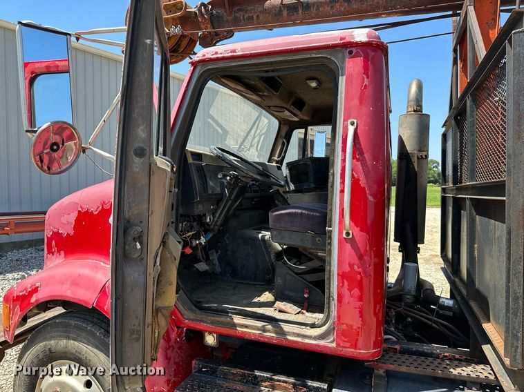 image for item MB9576 1993 International 8100  drilling rig truck