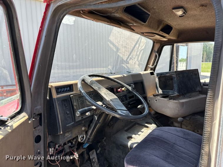 image for item MB9576 1993 International 8100  drilling rig truck