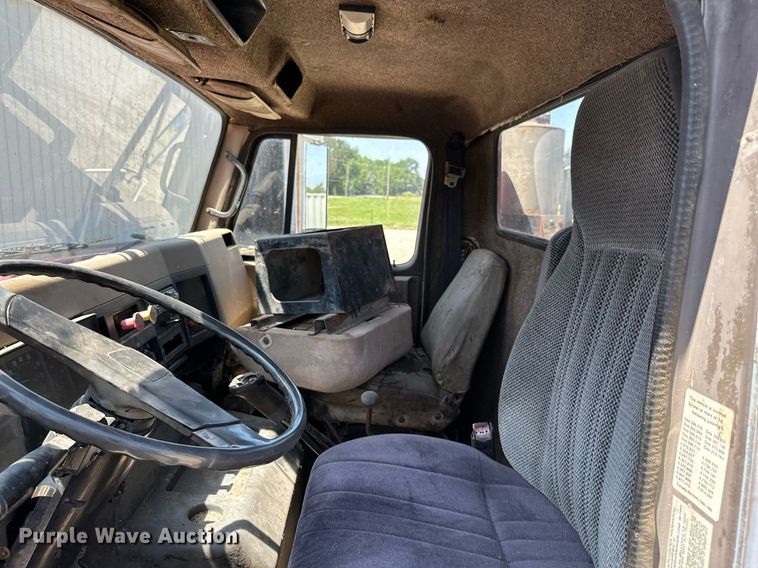 image for item MB9576 1993 International 8100  drilling rig truck