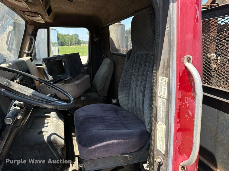 image for item MB9576 1993 International 8100  drilling rig truck