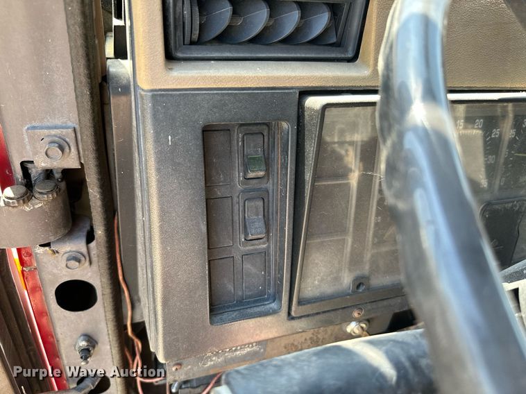 image for item MB9576 1993 International 8100  drilling rig truck