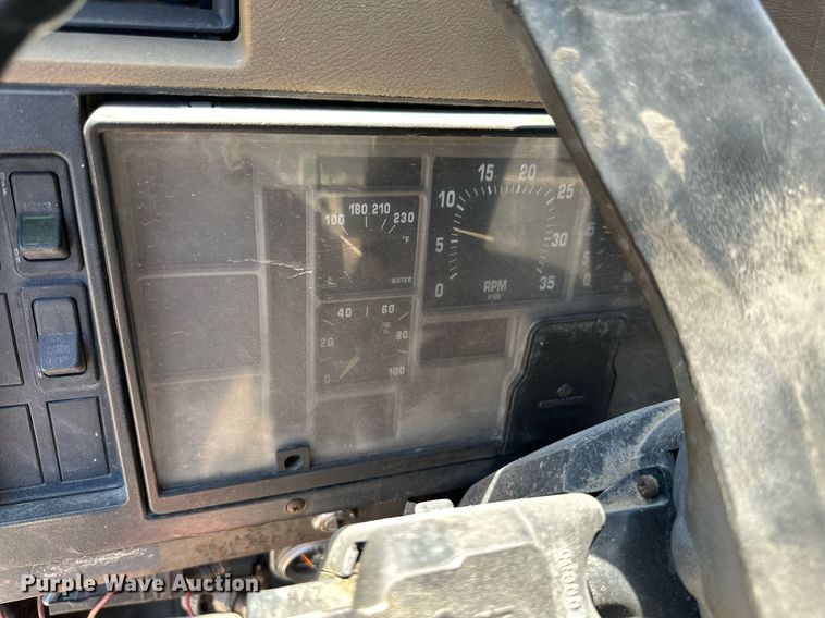 image for item MB9576 1993 International 8100  drilling rig truck