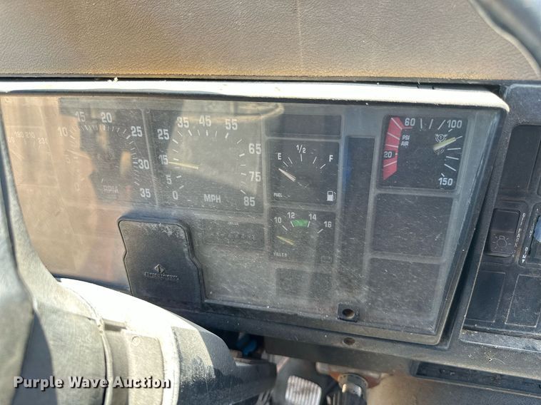 image for item MB9576 1993 International 8100  drilling rig truck