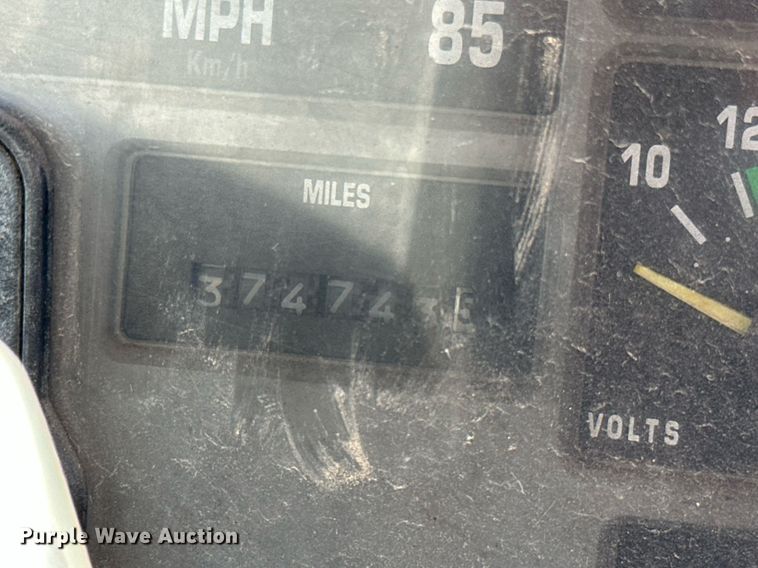 image for item MB9576 1993 International 8100  drilling rig truck