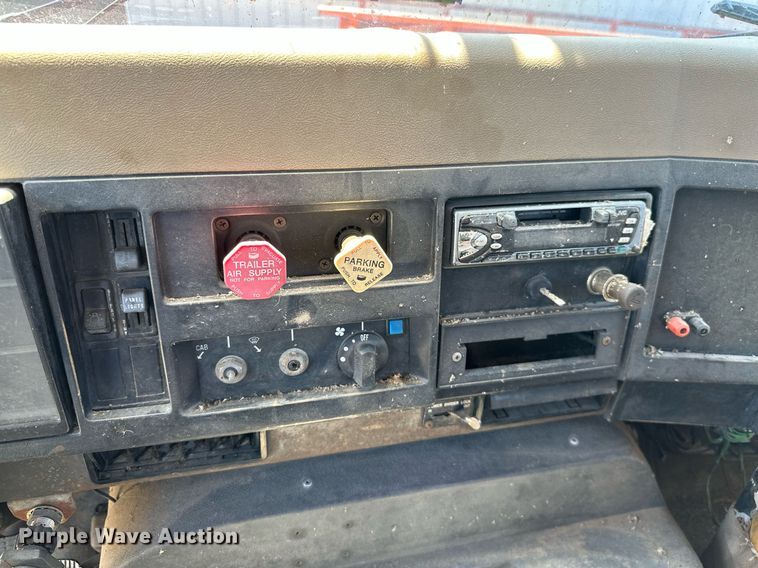 image for item MB9576 1993 International 8100  drilling rig truck