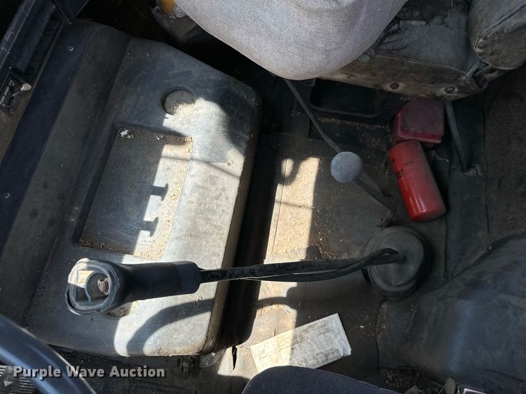 image for item MB9576 1993 International 8100  drilling rig truck