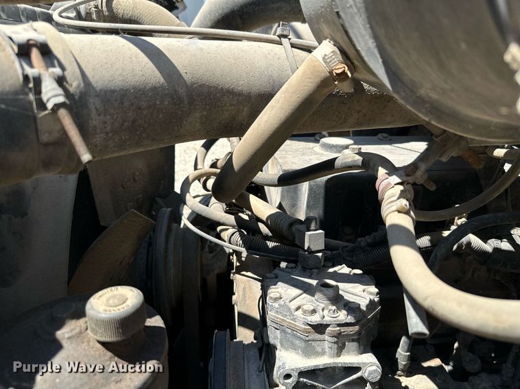 image for item MB9576 1993 International 8100  drilling rig truck