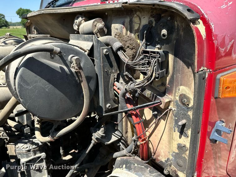 image for item MB9576 1993 International 8100  drilling rig truck