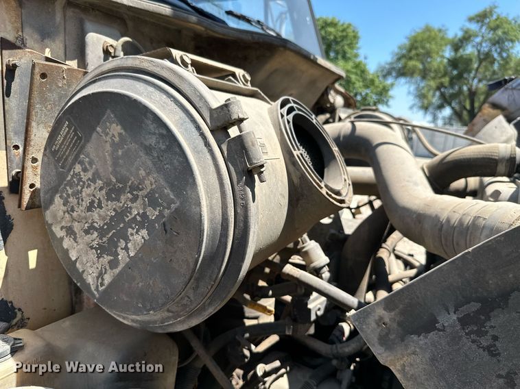 image for item MB9576 1993 International 8100  drilling rig truck